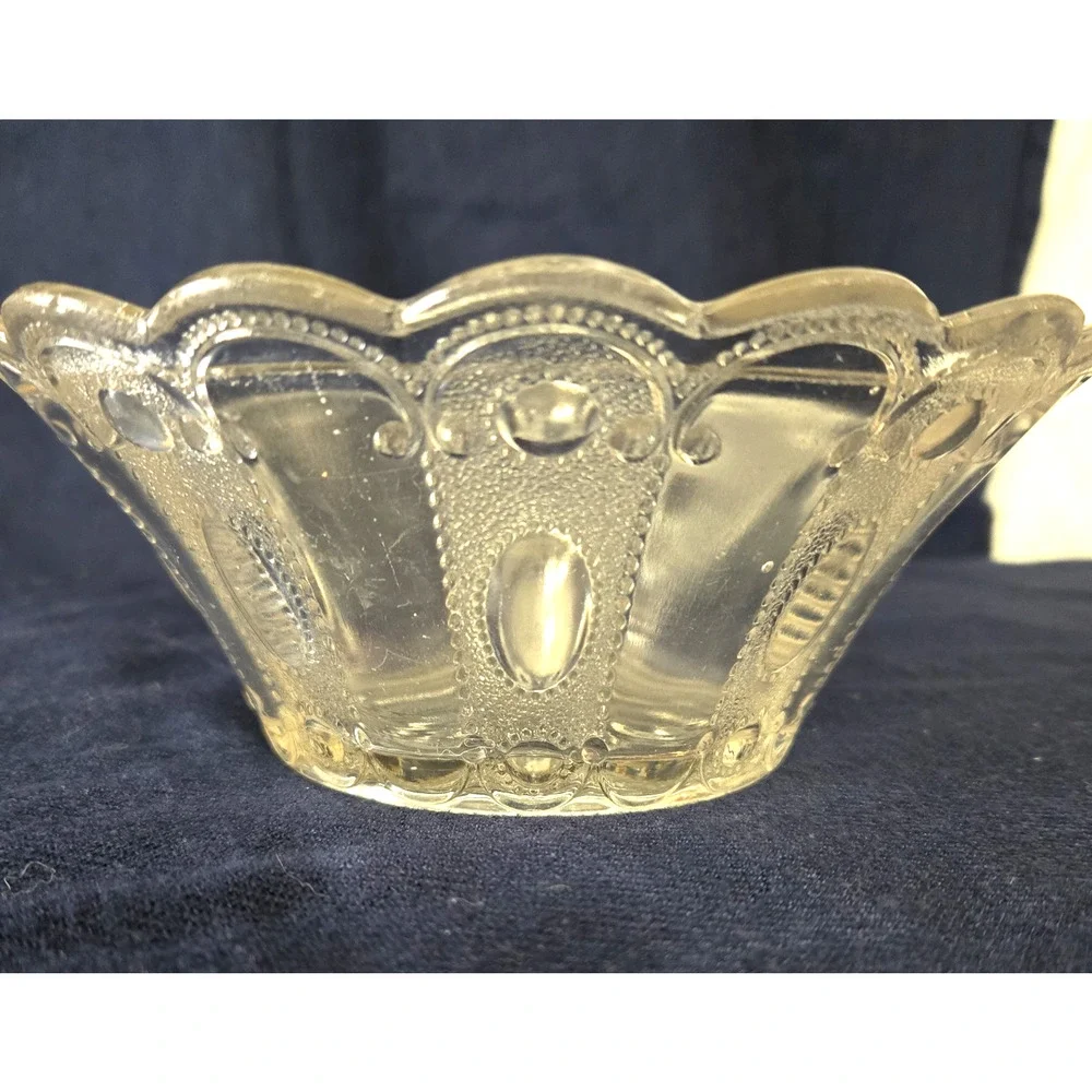Berry Bowl Early American Pressed Glass Jewel and Teardrop Scalloped Rim Arches